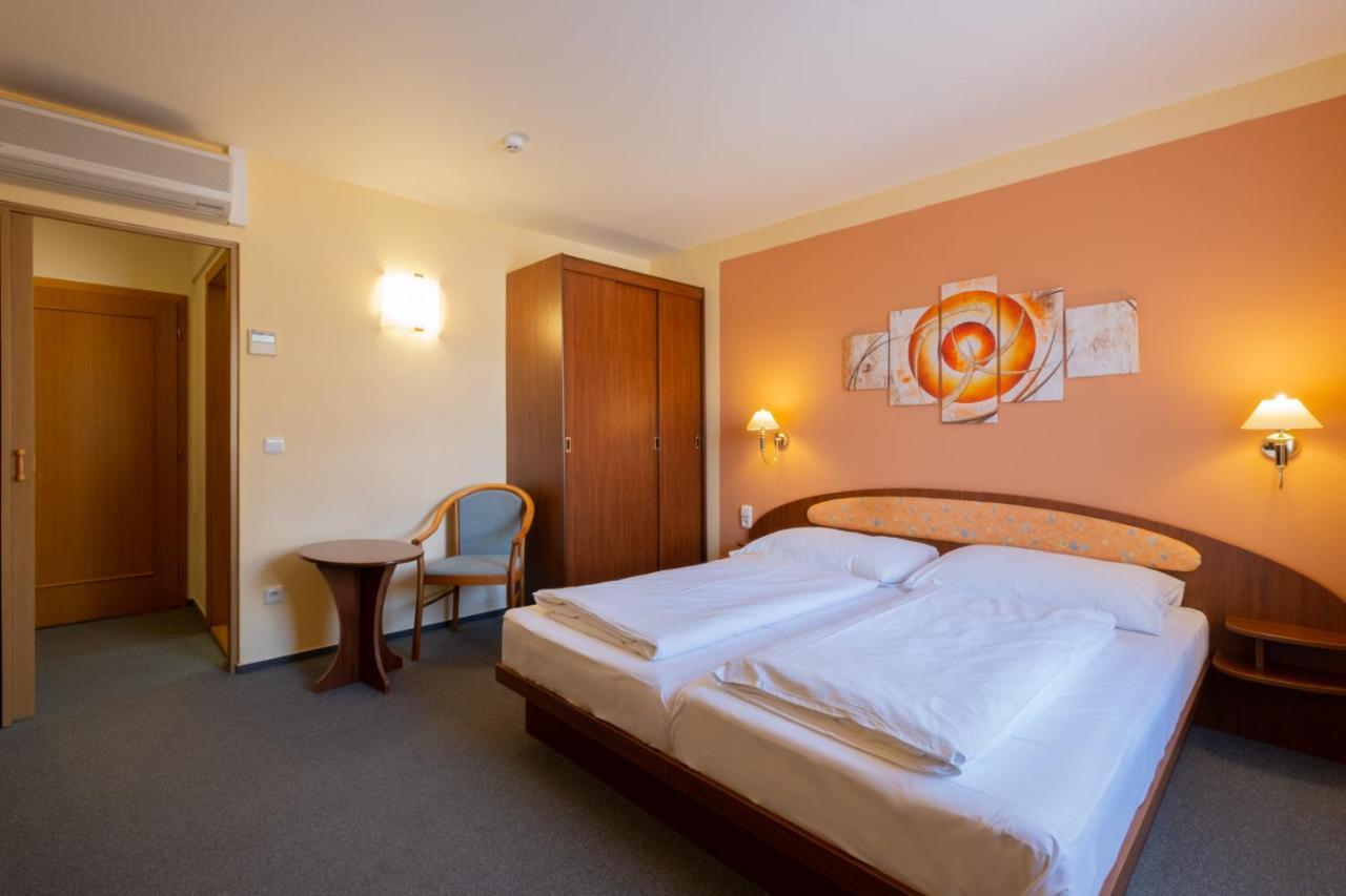 Hotel Могелнице Экстерьер фото